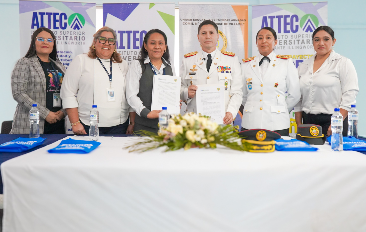 FIRMA DE CONVENIO ESPECÍFICO de izquierda a derecha-. MSC. Katherin Goyo - coordinadora académica, MSC. Laura Marín – Virrectora, MSC. Judith Navarrete Morán – Rectora AITEC,TCRN. Marcos Rosales – Rector COMIL N.º 8, CPAT-CRP. María Gabriela Vaca - Inspector General COMIL N.º 8,MSC. Martha Murillo García - Evaluadora Académica